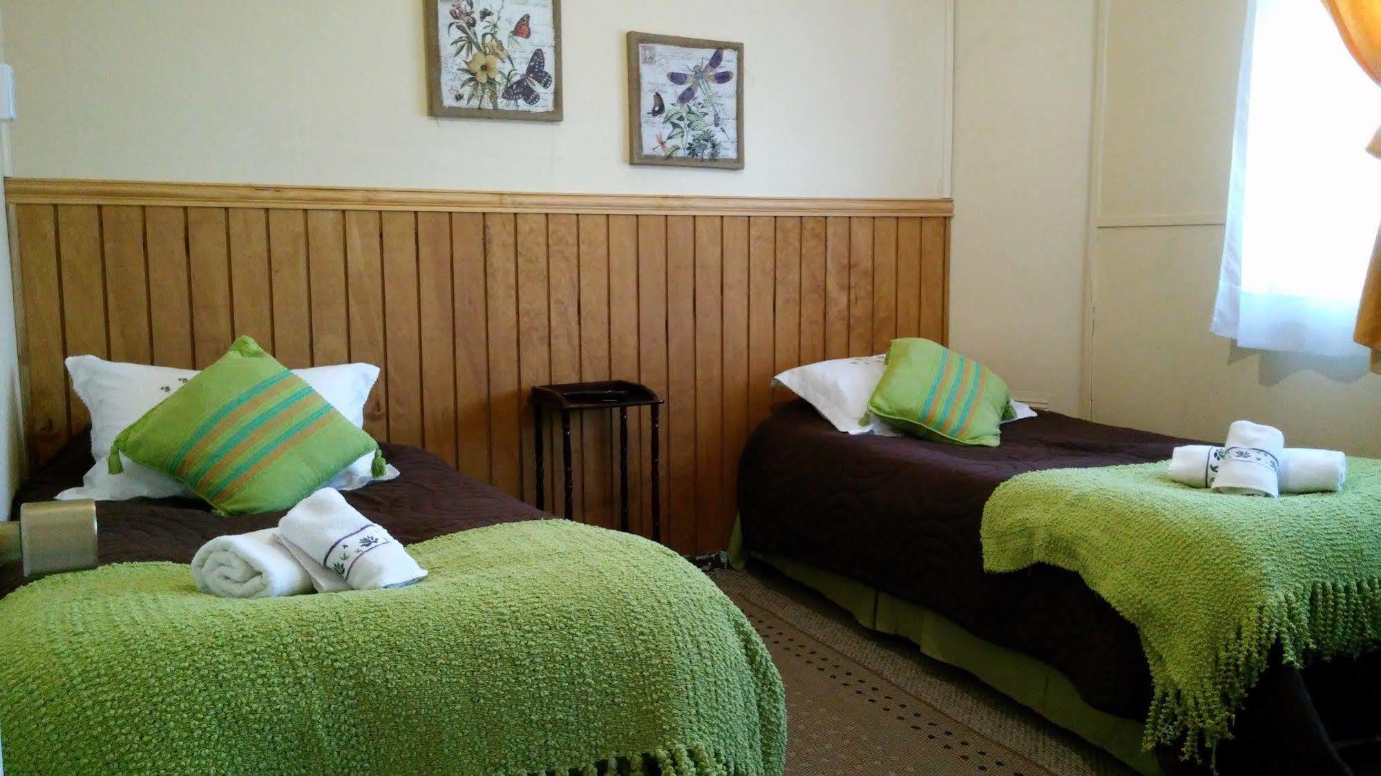 Hostal Y Cabanas Ainil Punta Arenas Ngoại thất bức ảnh